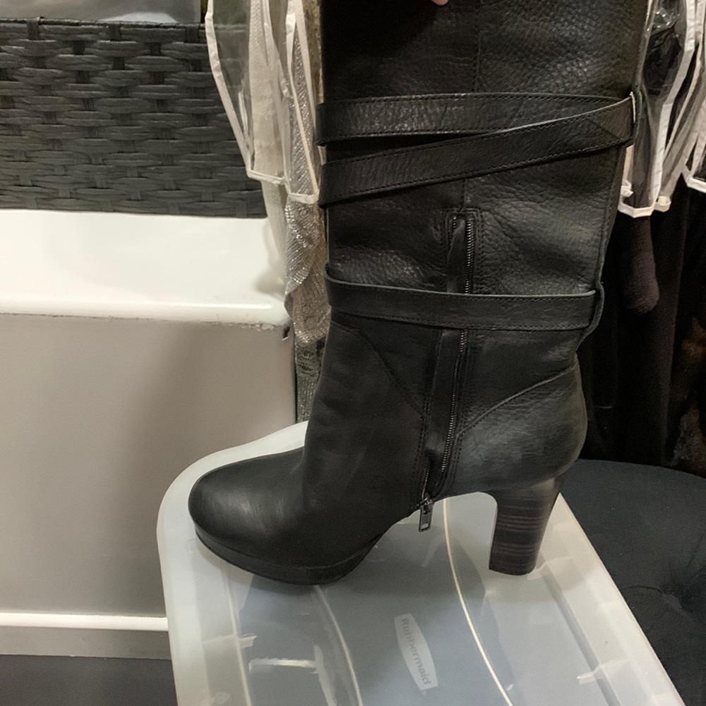 Ugg, never worn, W Jardin 1004150 black heeled boot